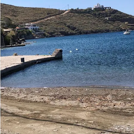 ένα όμορφο σπίτι μπροστά στην παραλία *