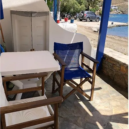 ένα όμορφο σπίτι μπροστά στην παραλία