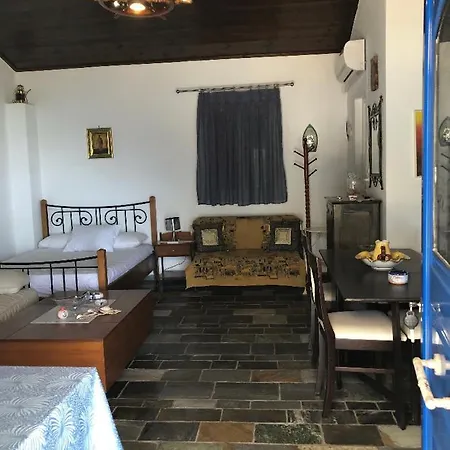 ένα όμορφο σπίτι μπροστά στην παραλία