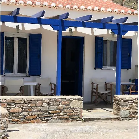 ένα όμορφο σπίτι μπροστά στην παραλία