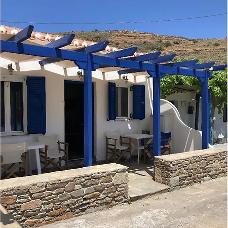 ένα όμορφο σπίτι μπροστά στην παραλία Nyaraló Agios Stefanos (Kythnos)