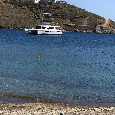 ένα όμορφο σπίτι μπροστά στην παραλία * Agios Stefanos (Kythnos)