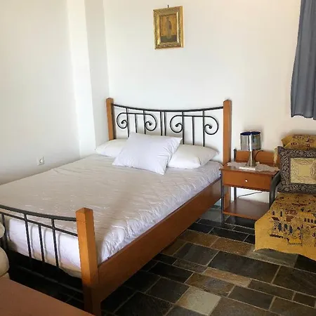 ένα όμορφο σπίτι μπροστά στην παραλία Nyaraló Agios Stefanos (Kythnos)